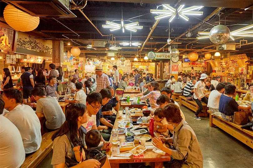 Chợ Hirome nhộn nhịp ở Tỉnh Kochi là địa điểm không thể bỏ qua đối với những người sành ăn, với hàng chục nhà hàng nhỏ phục vụ các món đặc sản địa phương.