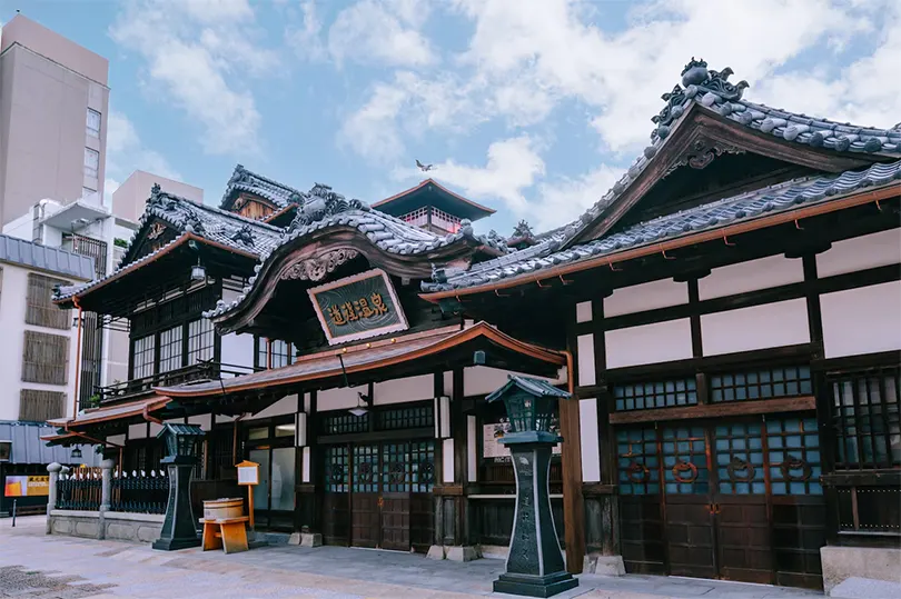 Dogo Onsen Honkan ở Tỉnh Ehime không chỉ là một trong những nhà tắm công cộng lịch sử nhất của Nhật Bản mà còn được cho là nguồn cảm hứng cho nhà tắm công cộng trong bộ phim hoạt hình đoạt giải Oscar Spirited Away