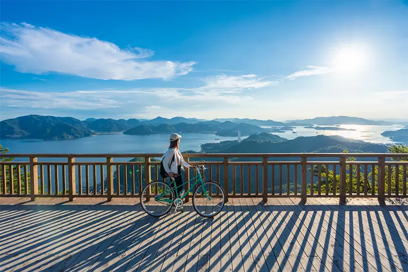 Tuyến đường đạp xe Shimanami Kaido nối liền hai tỉnh Hiroshima và Ehime, băng qua Biển nội địa Seto qua một loạt những cây cầu tuyệt đẹp.