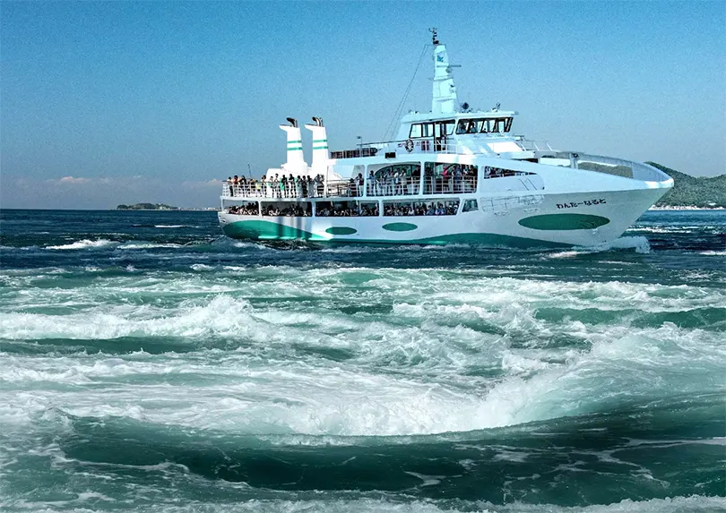 Những xoáy nước mạnh mẽ của eo biển Naruto ở Tỉnh Tokushima có thể được nhìn thấy ở cự ly gần bằng thuyền hoặc từ trên Cầu Onaruto.