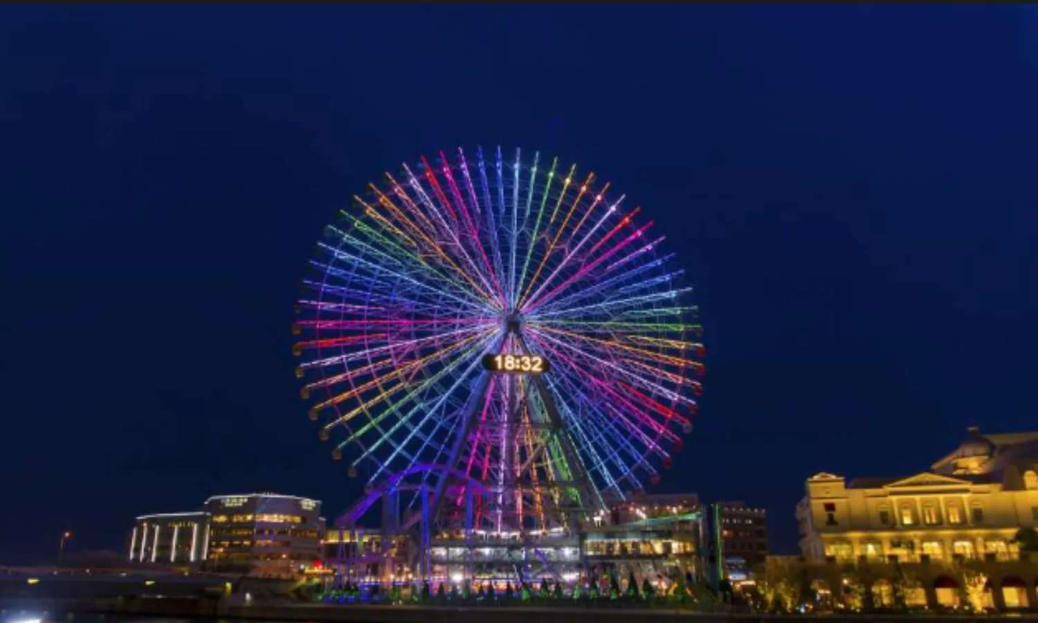 Cosmo Clock 21 Ferris Wheel vào buổi tối